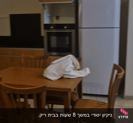 מטבח עם שולחן וכיסאות, מקרר ותנור